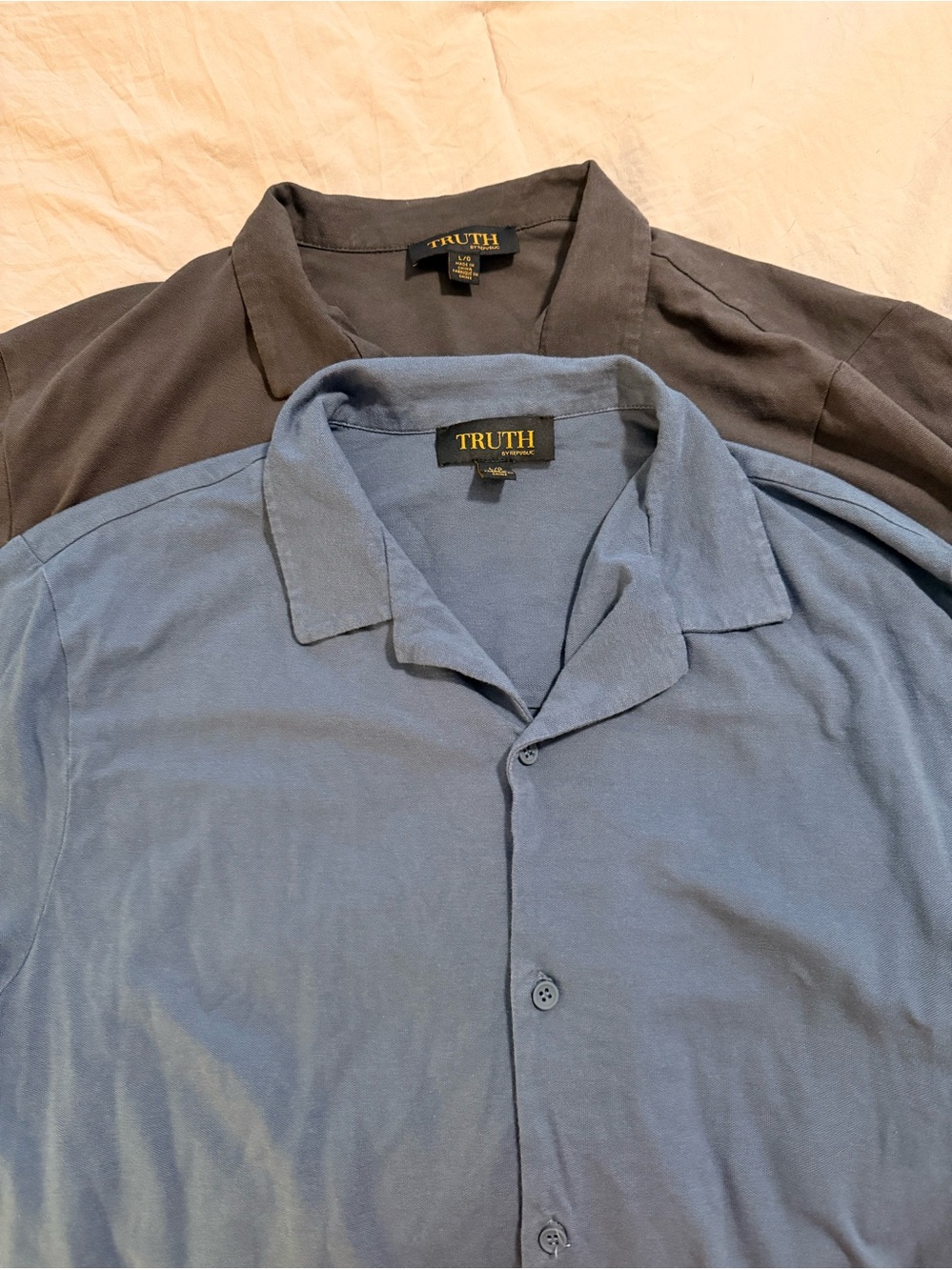 “Bundle”! Two Truth by Republic Short Sleeve Button up shirts. Size Large.